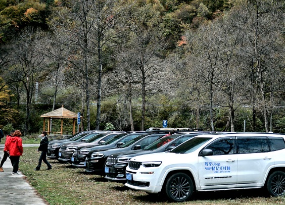 Jeep新大指揮官川西賞紅葉,船上吃燒烤,松坪溝不輸“小九寨” Jeep新大指揮官川西賞紅葉,船上吃燒烤,松坪溝不輸“小九寨”