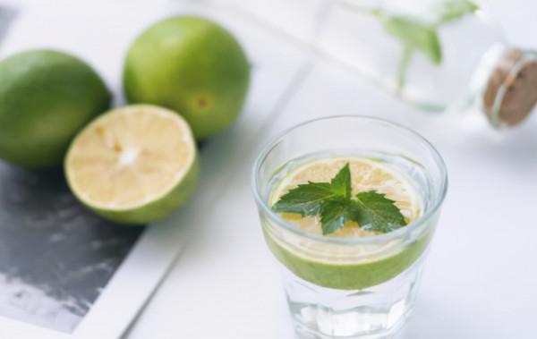 白天喝檸檬水會長斑嗎 檸檬泡一晚上第二天還能喝嗎