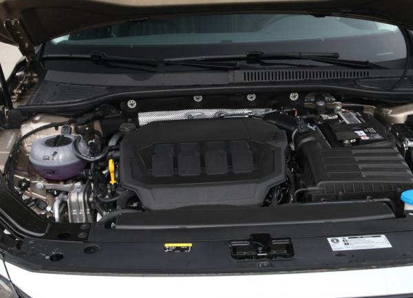 日德系主流B級車對比，第十代雅閣與新款帕薩特該怎麼選？