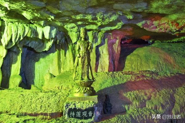 與石筍、石柱、石幔相伴的二千多尊觀音像組成東南亞最大的觀音洞 與石筍、石柱、石幔相伴的二千多尊觀音像組成東南亞最大的觀音洞