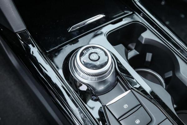 喜歡自駕遊，建議買四驅SUV，看看這兩款，爬坡有勁、安全、舒適