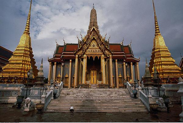 因面板黝黑被父母丟棄，4歲被泰國王室收養，後被親王囚禁於床笫