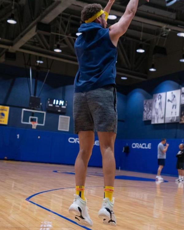 進口鞋子！勇士球星克萊上腳最新簽名鞋KT7訓練