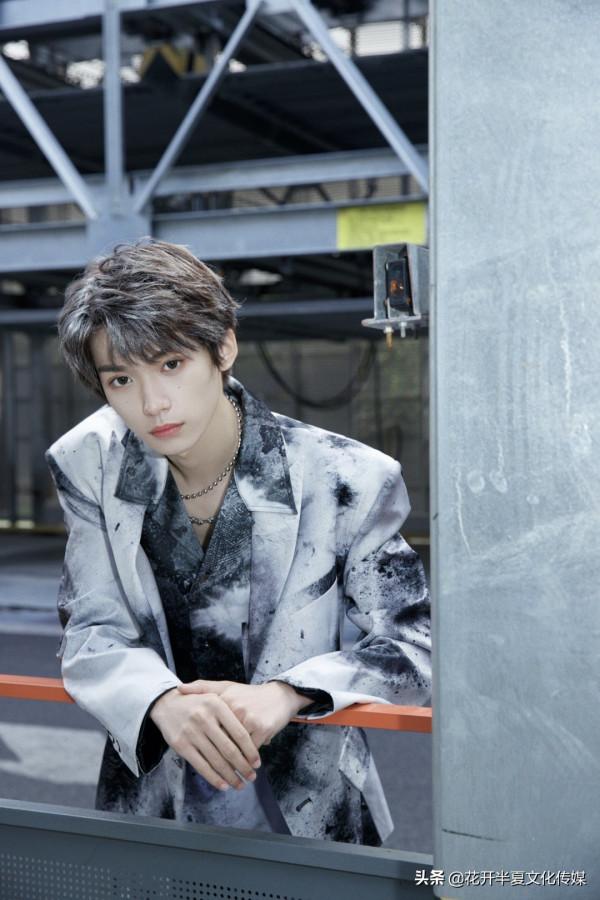 花開半夏傳媒|梓渝潑墨印花西裝驚豔亮相 榮獲年度最具潛力男歌手 花開半夏傳媒|梓渝潑墨印花西裝驚豔亮相 榮獲年度最具潛力男歌手