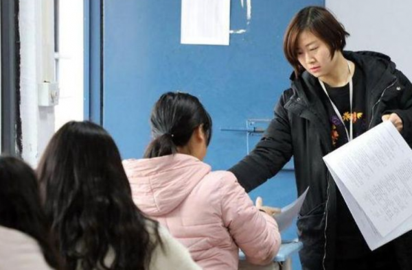 95後女教師當副校長,集美貌和才華於一身,可學歷卻受到家長質疑 95後女教師當副校長,集美貌和才華於一身,可學歷卻受到家長質疑