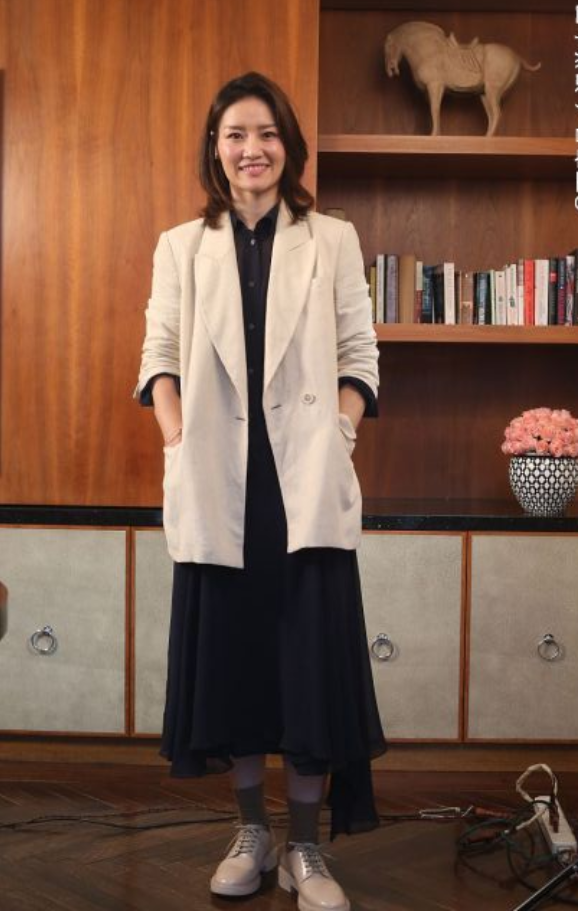 李娜退役後更美了，米色西裝配襯衫裙大氣又溫婉，氣質不輸女明星