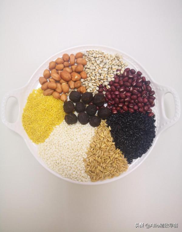 過了臘八就是年，一碗臘八粥搭配拌雞腿、蔬果，溫暖又營養，贊