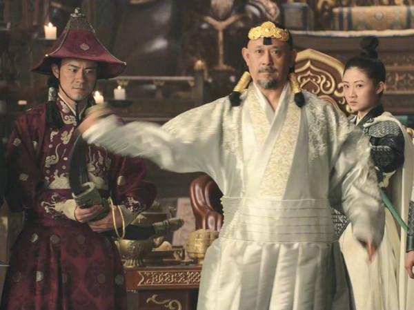 站著掙錢的姜文還是“跪”下了,順帶自己打了自己一巴掌 站著掙錢的姜文還是“跪”下了,順帶自己打了自己一巴掌