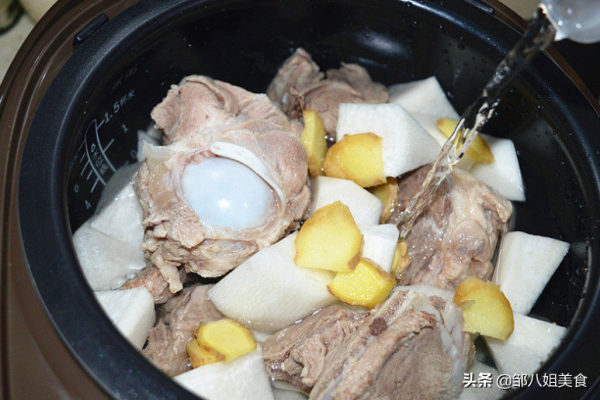 燉骨湯有講究，做好“4個細節”，骨湯鮮香濃郁，好喝營養高