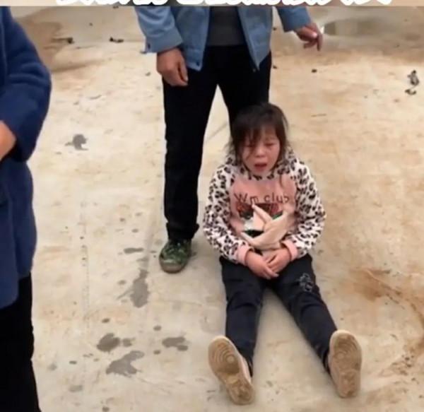 奶奶把小女孩的養了很久的狗給賣掉了，看後讓人覺得很無奈