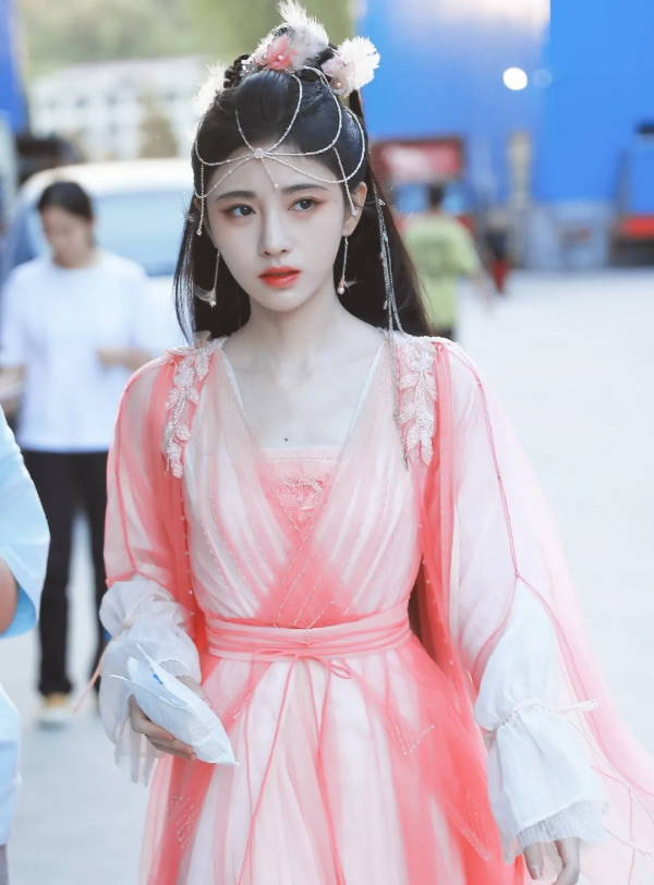 古裝戲沒救了?這些女明星的古裝造型一個比一個奇葩… 古裝戲沒救了?這些女明星的古裝造型一個比一個奇葩…