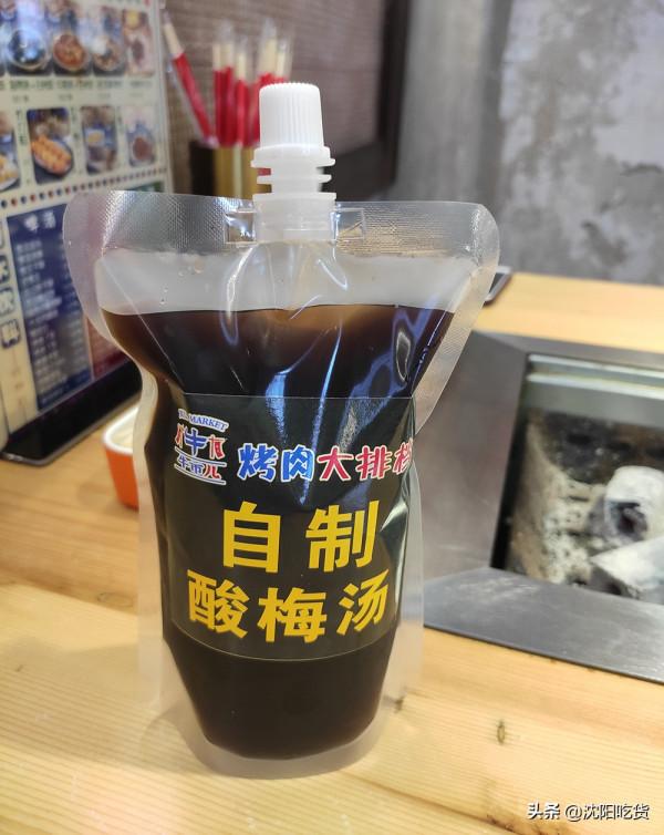 吃烤肉之前先拿個手推車，像逛超市似的選菜，可鐵板煎可篦子烤