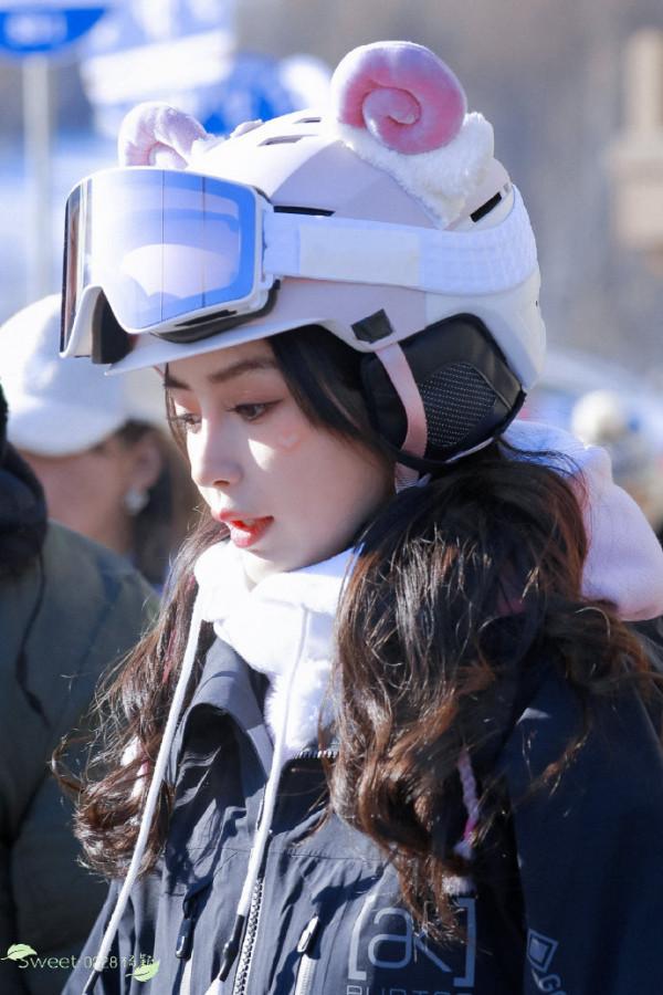 Angelababy羊角頭盔造型元氣滿滿 愛心腮紅妝少女感十足