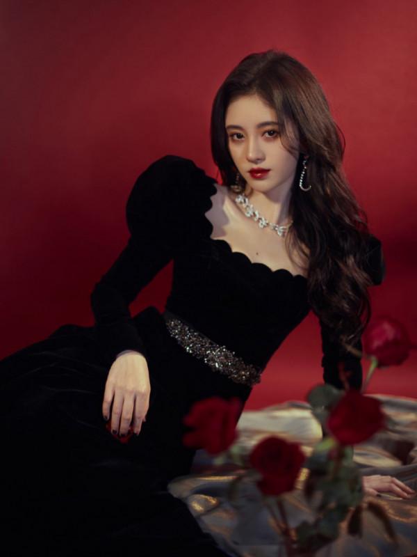 宋慧喬穿黑色坦領連衣裙看秀，卻撞上鞠婧禕，少女和熟女的區別