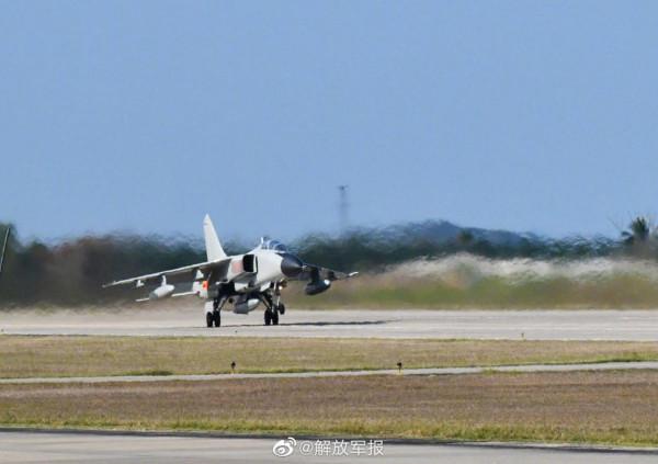 高畫質酷圖！看海軍戰機鏖戰雲端