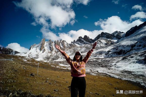 今年的川西雪,比往年來得更早一些。在追逐彩林時,再多行一程 今年的川西雪,比往年來得更早一些。在追逐彩林時,再多行一程