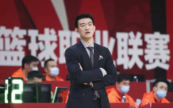 王博：雙方上演了一場季後賽級別的比賽，讚揚瓊斯首秀