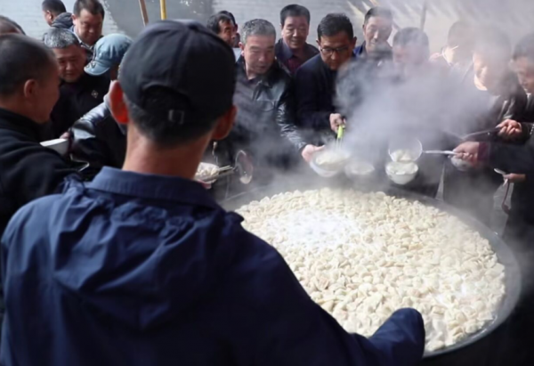 山西煤老闆太豪橫,婚宴現支3口大鍋煮餃子,來吃的親戚像趕大集 山西煤老闆太豪橫,婚宴現支3口大鍋煮餃子,來吃的親戚像趕大集
