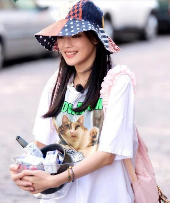 舒淇真是骨子裡的“高階”，穿格紋襯衫配打底褲，氣質仍出眾