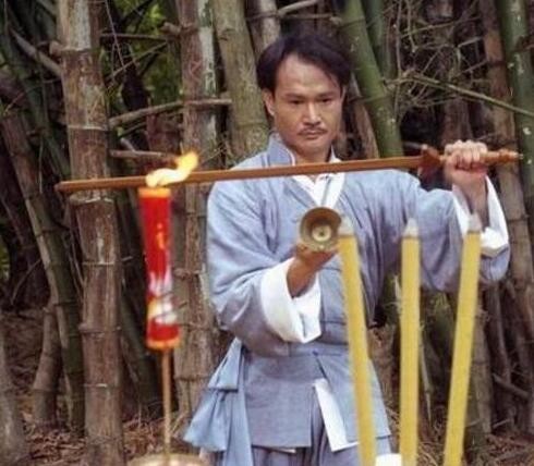 選擇葬在外國的5位明星，各有各的苦衷，最小的僅26歲