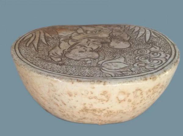 北宋登封窯珍珠地執荷童子腰形枕，宋代磁州窯瓷器