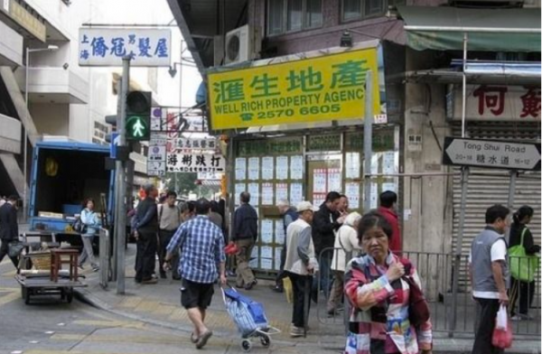 蔡少芬一家住80平公寓，熊黛林家玩具沒地放，她47歲跟母親擠破屋