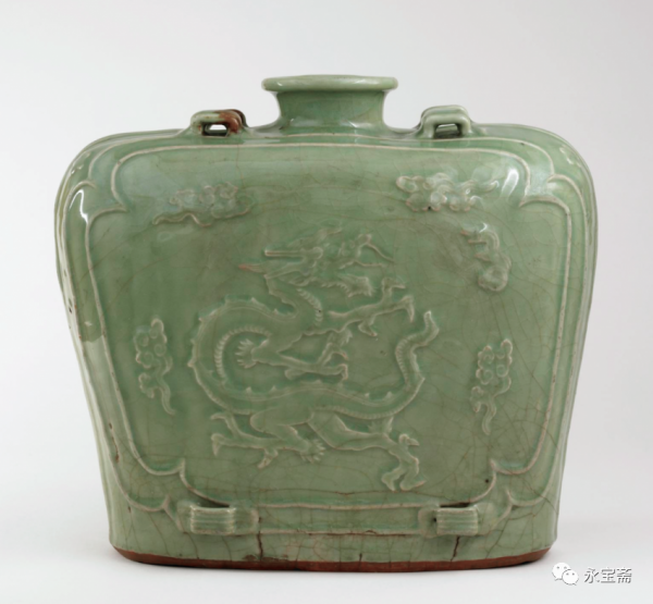 明龍泉窯青釉刻花人物葫蘆紋綬帶耳扁壺 明龍泉窯青釉刻花人物葫蘆紋綬帶耳扁壺