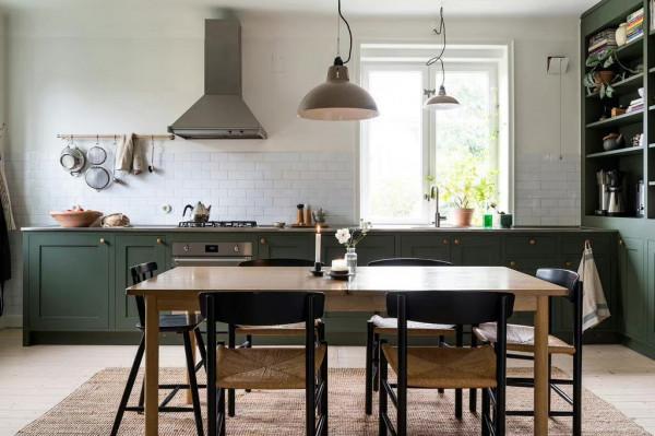 簡潔複式住宅，置身綠色廚房，在躺椅上消磨時光，好一片寧靜綠洲