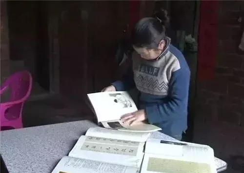 50歲農婦苦練書法20年，每幅賣100元，專家說毫無藝術可言？