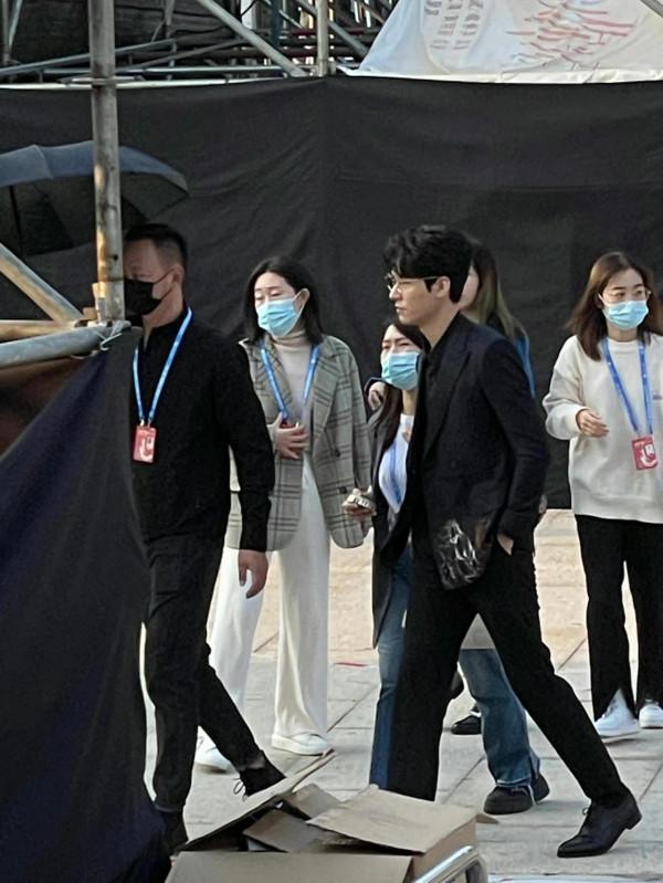 龔俊絲綢之路閉幕紅毯，白絲綢外套或黑西裝金絲眼鏡，你喜歡哪個