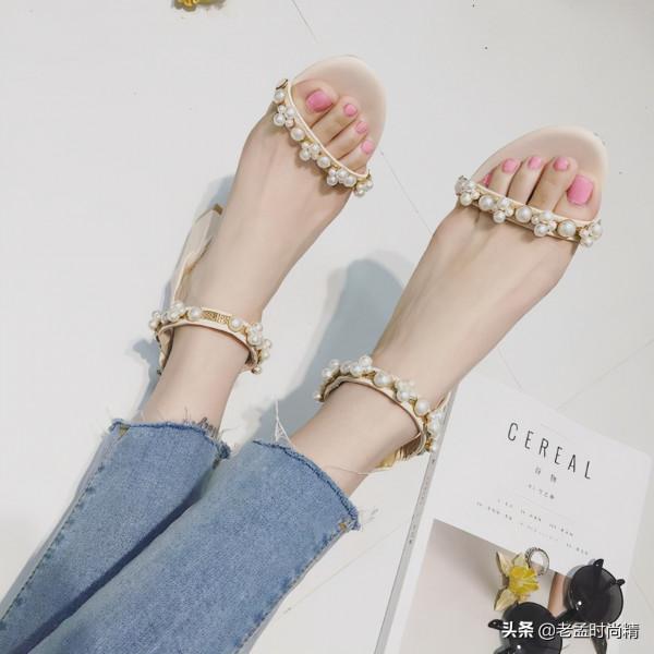 一字扣涼鞋，時髦而且有味道