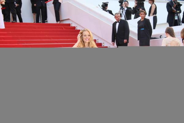 女明星在公眾場合被拍時的遮擋為啥遭到網友反感？