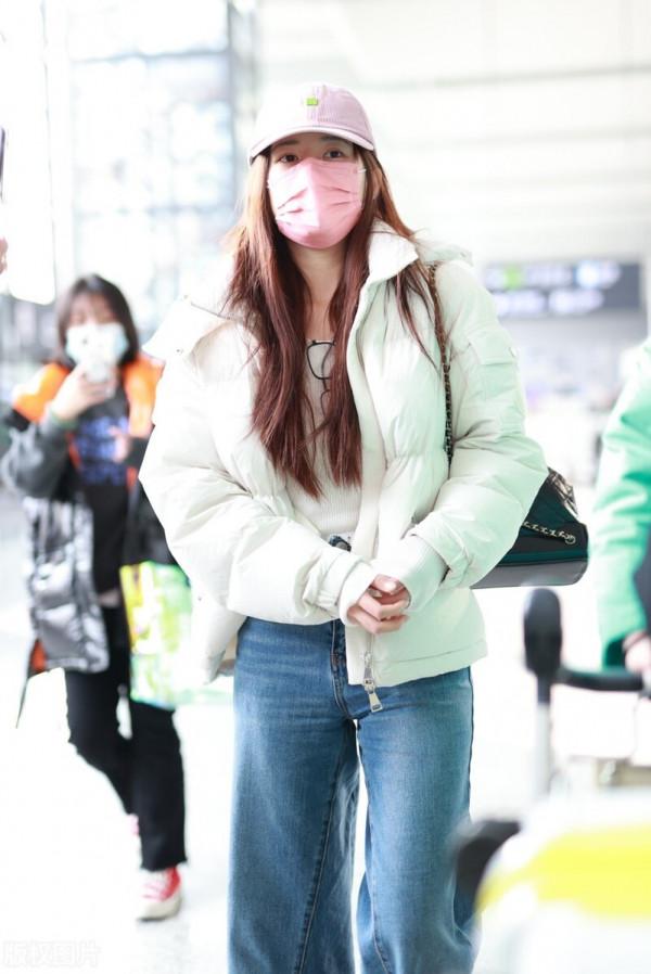 趙露思穿白色短款羽絨服搭配闊腿牛仔褲，甜美的可愛少女感