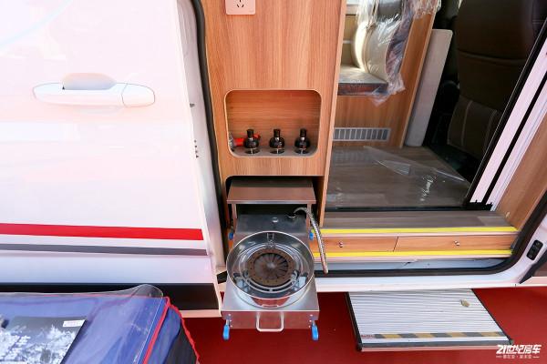 B型房車裡少見的3張床！內外兼修，順之旅V90後置廚衛版