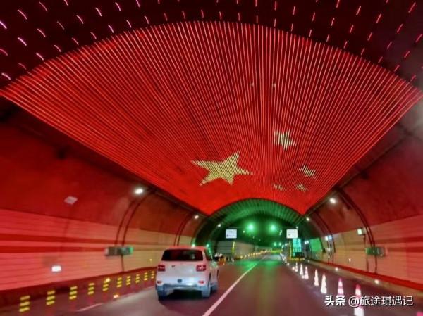 建在天上的雅康高速，一條隧道一座橋，318進藏路上一道靚麗風景