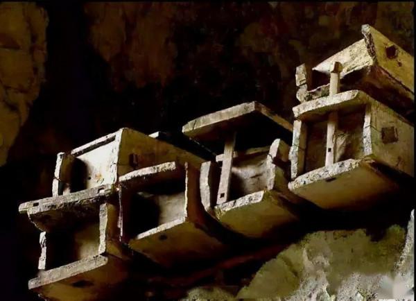 貴州背屍人：徒手將棺材背上懸崖，三天不吃不睡，峭壁上全是棺材