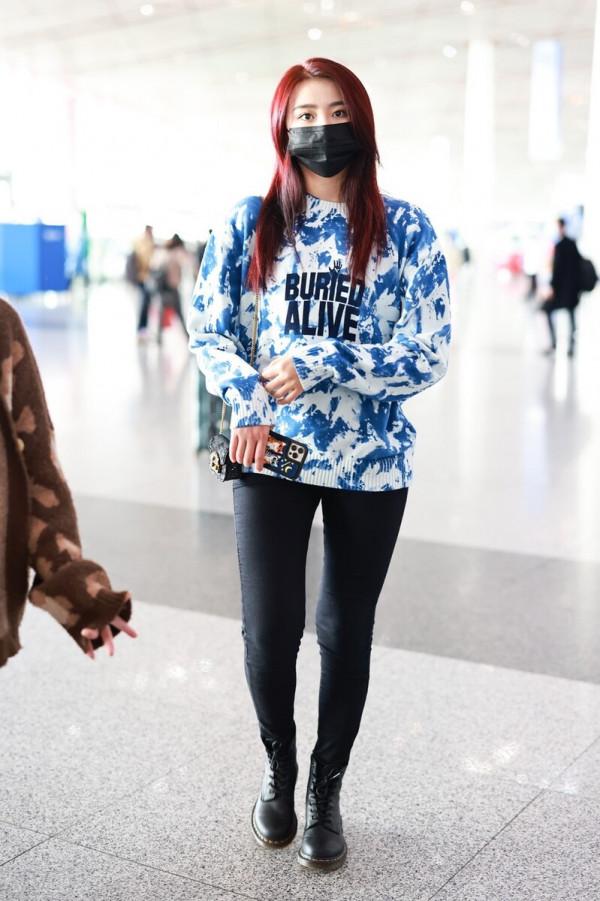 金子涵穿扎染印花衛衣搭配黑色緊身褲，腳踩馬丁靴簡單隨性