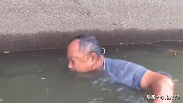 六旬大爺自創抓魚獨門絕技，10分鐘腳踩22條，收穫遠超專業釣魚人