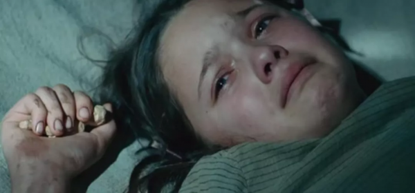 晨曦中的女孩：真人真事改編，繼母和生父將女兒虐待致死