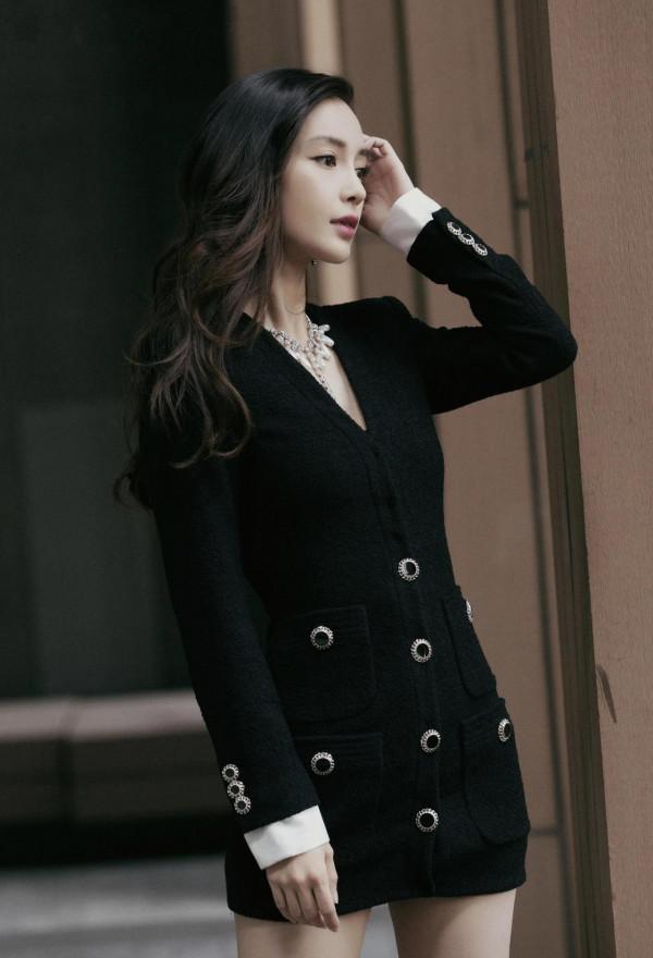 Angelababy穿黑色西服超短裙出席活動，胸前項鍊很有特色