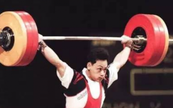 人生贏家佔旭剛：19歲進國家隊，取得世界舉重冠軍，退役迎娶空姐