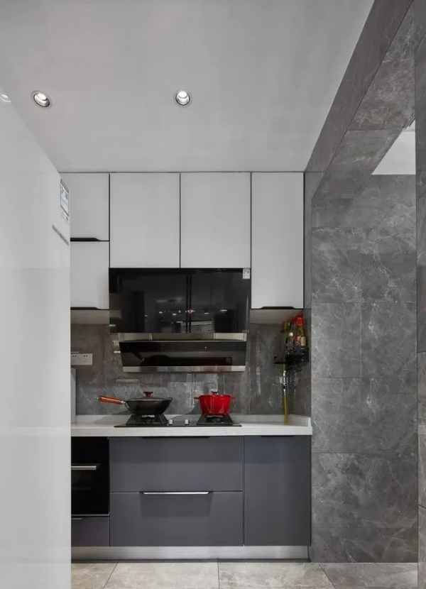 83平米現代三居室，全屋以黑白灰為主，打造出時尚有氣質的居室