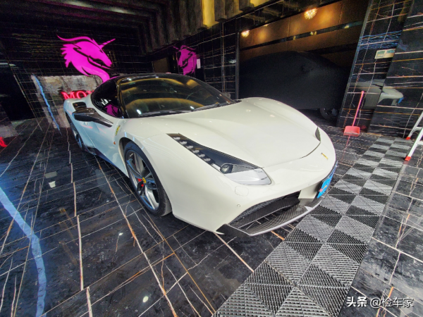 花三百多萬買臺6手法拉利，圖啥？老哥：停酒吧門口生意自動上門