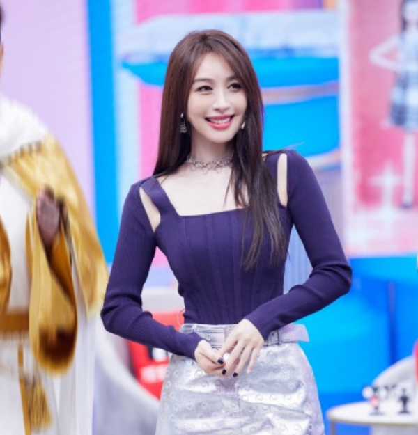 雙十一晚會:易烊千璽像猴、周冬雨性感失敗,金晨唐裝一舞太驚豔 雙十一晚會:易烊千璽像猴、周冬雨性感失敗,金晨唐裝一舞太驚豔