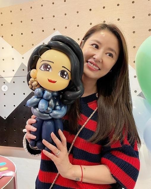 林心如久違驚豔一回!參加女兒生日宴造型隆重,穿針織衫秒變少女 林心如久違驚豔一回!參加女兒生日宴造型隆重,穿針織衫秒變少女