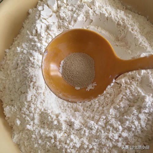 一斤麵粉應該放多少酵母?除了看說明外,牢記3點,個個蓬鬆煊軟 一斤麵粉應該放多少酵母?除了看說明外,牢記3點,個個蓬鬆煊軟