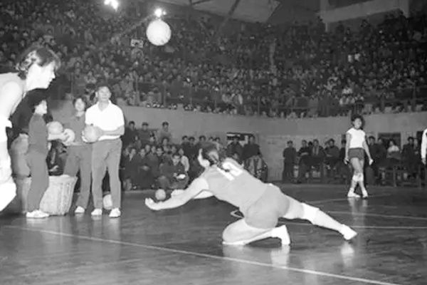 1965年,周總理邀請一位日本人訪華,從此改變了中國女排的命運 1965年,周總理邀請一位日本人訪華,從此改變了中國女排的命運