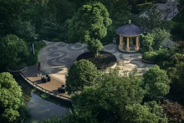 每月物業費近3000，一個臥室150平方，據說是同緯度最美園林