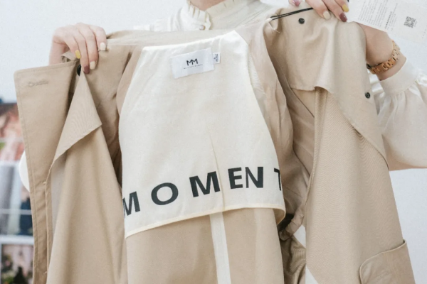 現在的品牌怎麼回事,這衣服也能賣2千? 現在的品牌怎麼回事,這衣服也能賣2千?