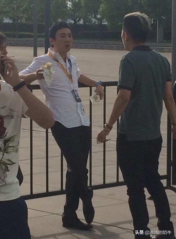 聰哥的脾氣真好，髮型被剪醜也不生氣，還和比自己帥的髮型師合影